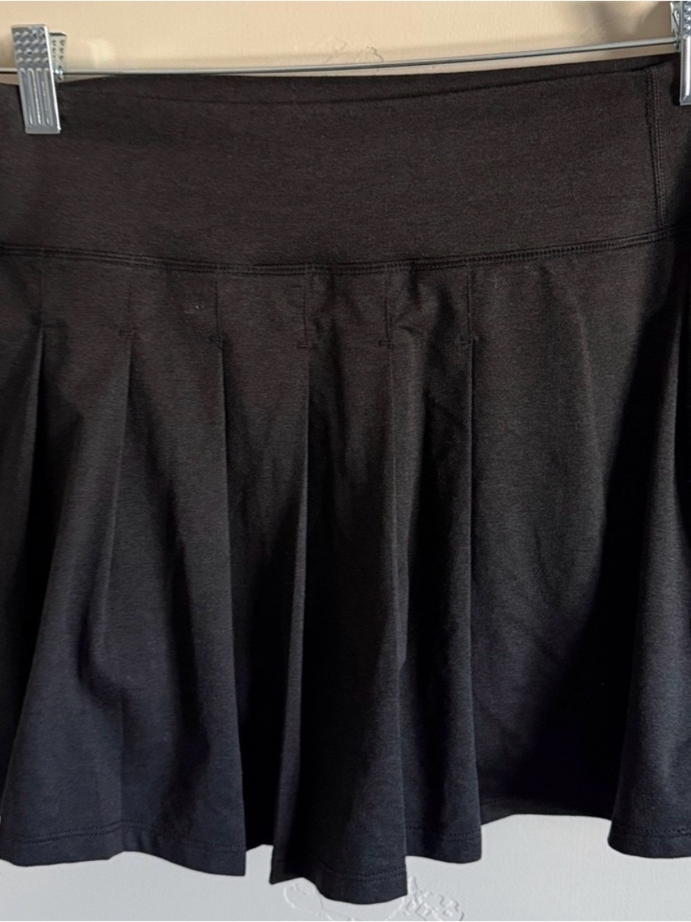 Vuori tennis & Pickleball skirt in charcoal gray.  Has attached gray mesh shorts - Picture 3 of 4
